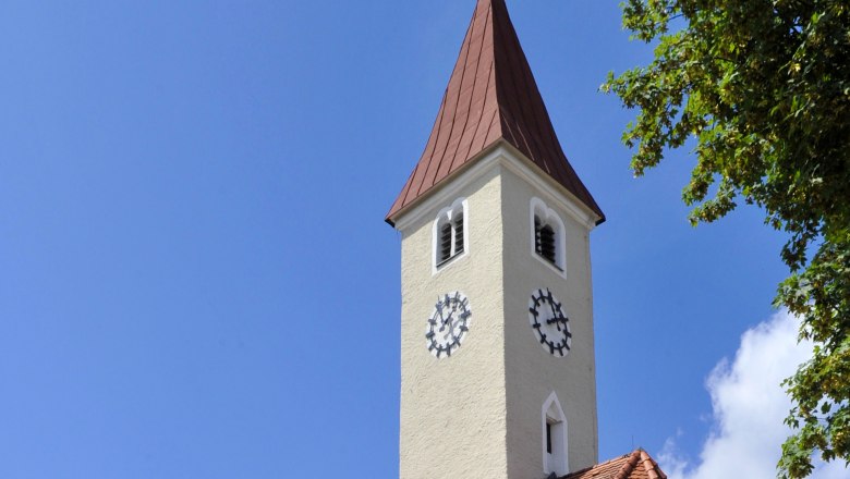 Pfarrkirche Allentsgschwendt, © Gemeinde Lichtenau Pfarrkirche Allentsgschwendt mit Turm und Uhr vor blauem Himmel.