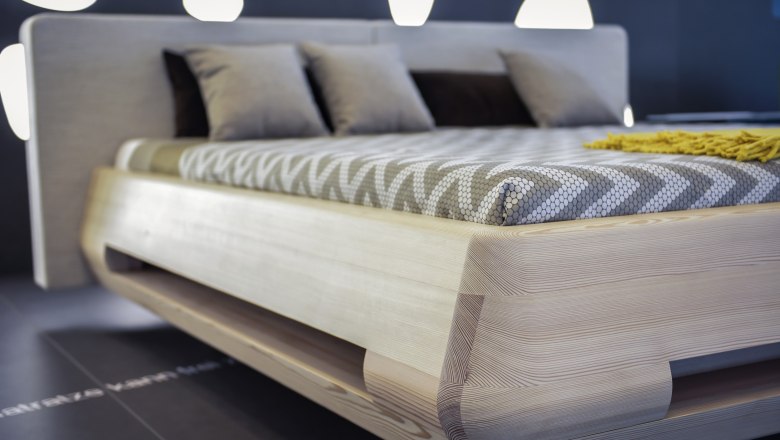 Johann_Will_04, © Waldviertel Tourismus, Robert Herbst Modernes Bett mit Holzrahmen und gemustertem Bettbezug.