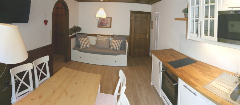 Apartment 4, © Marianne Gschaider Gemütliches Apartment mit Küche, Esstisch und Sofa.