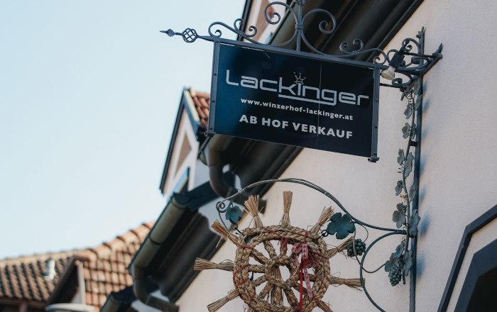 WinzerhofLackinger-Schild, © Clemens Tiefenböck Schild mit Heurigenbuschen
