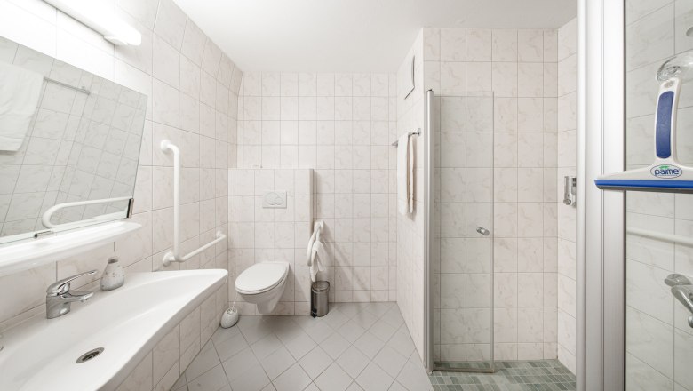StiftAltenburg_Badezimmer, © Martin Mathes Modernes Badezimmer mit Dusche, Toilette und Waschbecken, alles in Weiß gehalten.