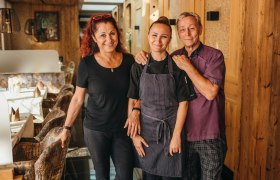 Familie Barenth, © © Niederösterreich Werbung / Daniela Führer Drei Personen in einem gemütlichen Restaurant, lächelnd und freundlich.