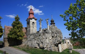 Romanische Pfarrkirche Kühnring und Reste der Burg Kuenring, © Gemeindeamt Burgschleinitz Romanische Pfarrkirche Kühnring und Reste der Burg Kuenring, © Gemeindeamt Burgschleinitz