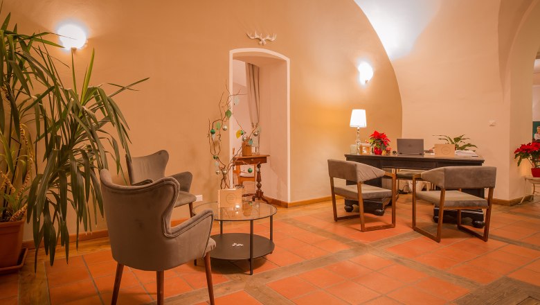 Eingangsbereich, © Schlossschenke Gemütlicher Eingangsbereich mit Sesseln, Tisch und Pflanzen.