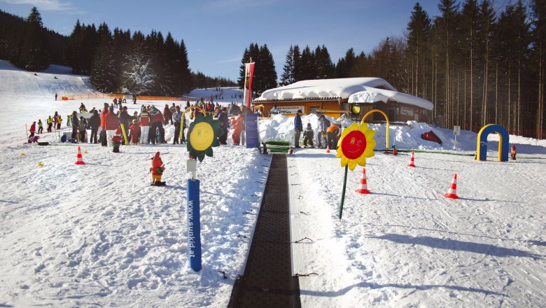 Forsteralm, © zVg Forsteralm Winterlandschaft mit Skischule und Kindern auf der Forsteralm.