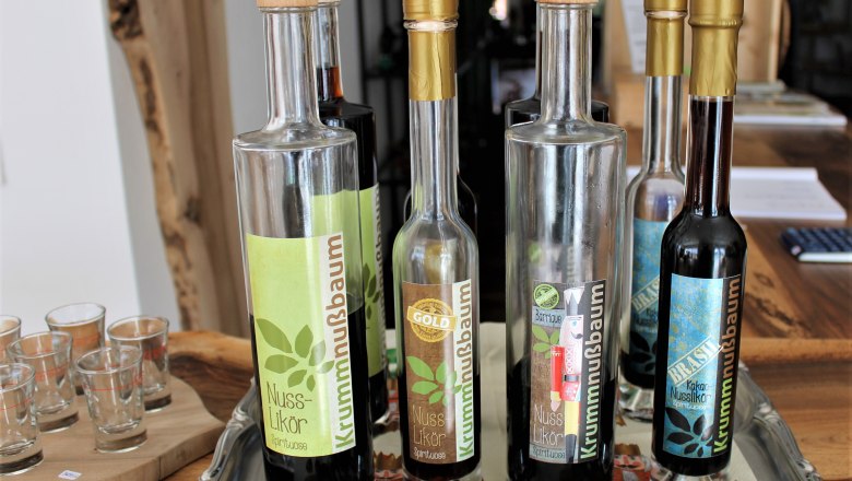 1-verkostung, © Johann Peham Mehrere Flaschen Nusslikör auf einem Tablett mit Gläsern daneben.