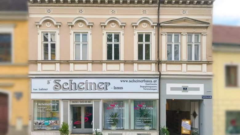 Hausfront, © Fam. Lahner Fassade eines zweistöckigen Gebäudes mit dem Schriftzug 'Scheinerhaus'.