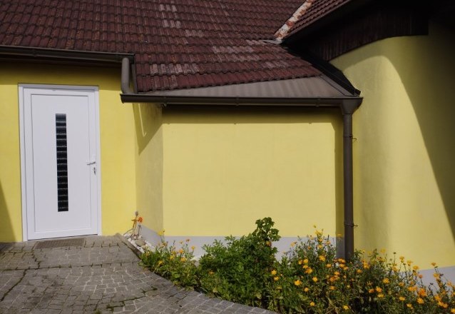 Haustür mit Eingang, © Regina Göschl Haustür mit Eingang, © Regina Göschl