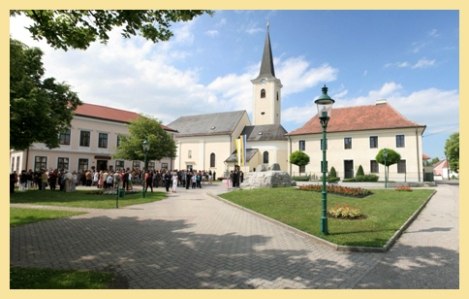 Pfarrkirche Absdorf, © Pfarre Absdorf Pfarrkirche Absdorf mit umliegendem Platz und Menschenansammlung.