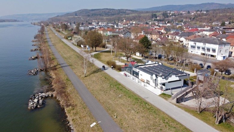 Luftansicht Bee Bar direkt an der Donau, © Einhard Giehrl Luftaufnahme einer Bar an der Donau mit umliegender Landschaft und Gebäuden.