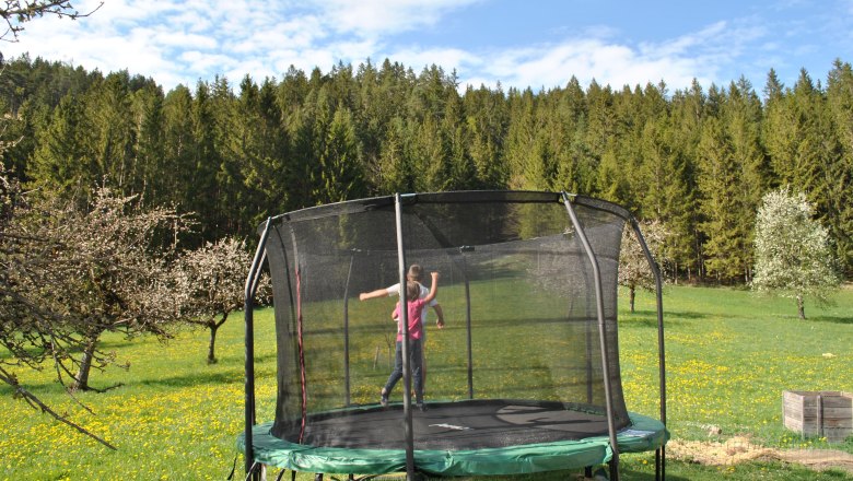 Sogar ein Trampolin lädt zum Hüpfen ein!, © Patrick Leitner Sogar ein Trampolin lädt zum Hüpfen ein!, © Patrick Leitner