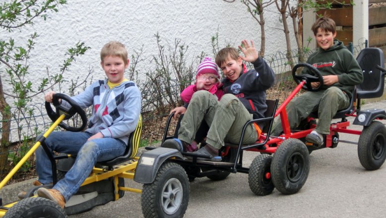 Mit den Rollern geht's rasant her, © zVg. Zwergerlhof Mit den Rollern geht's rasant her, © zVg. Zwergerlhof