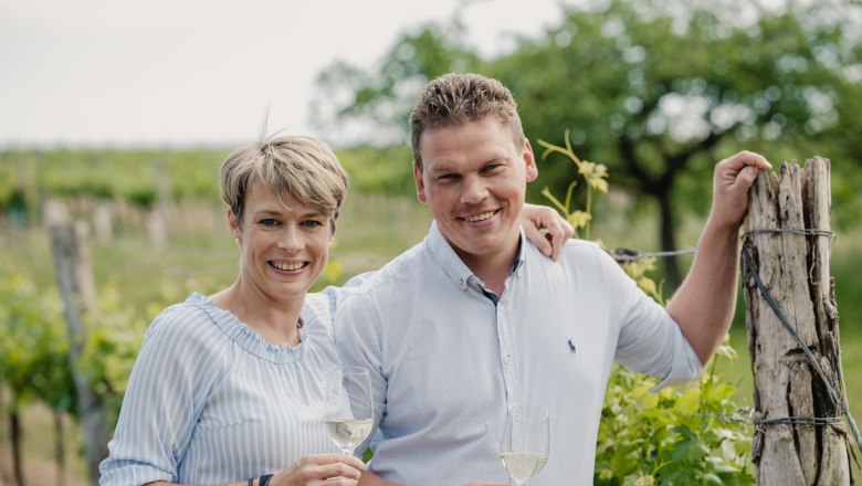 Sylvia und Martin, © Michael Reidinger Zwei Personen in einem Weinberg mit Weingläsern.