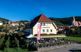 Hotel Weinquadrat, © ivan-lukacic-photography Hotel Weinquadrat mit Terrasse und umliegenden Weinbergen.