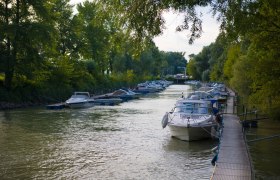 ARBÖ WMCW Wasserski und Motorbootclub Korneuburg, © Bernhard Rezac Boote an einem Steg in einem bewaldeten Kanal.