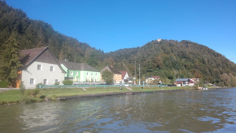 Direkt an der Donau gelegen: Gasthof Ziseritsch (in grün), © Ziseritsch Direkt an der Donau gelegen: Gasthof Ziseritsch (in grün), © Ziseritsch