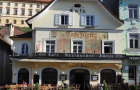Hausansicht, © Restaurant "Zum Fürsten" Historisches Gebäude mit Café und Restaurant im Erdgeschoss.