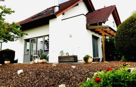 Außenansicht, © Foto: Eva Zwirner Außenansicht eines modernen Einfamilienhauses mit Garten und Terrasse.