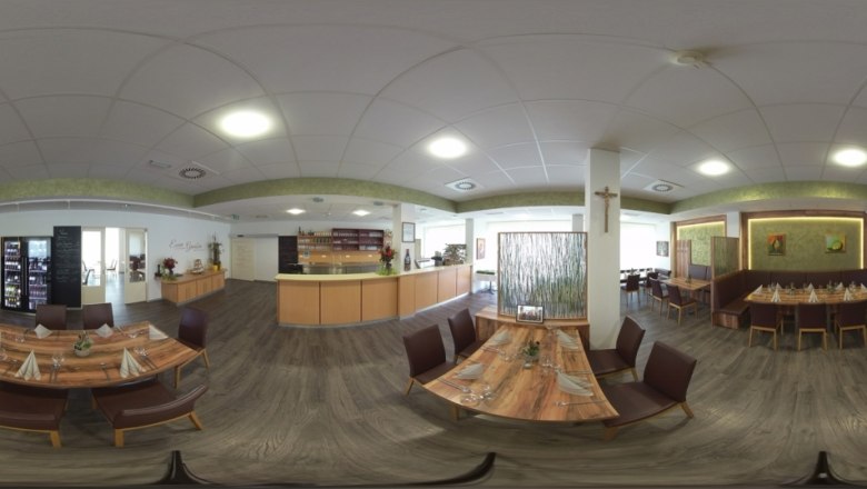 Restaurant Hacker´s, © Restaurant Hacker's Innenansicht eines modernen Restaurants mit Holztischen und Stühlen, dekoriert mit Pflanzen und Kunstwerken an den Wänden.