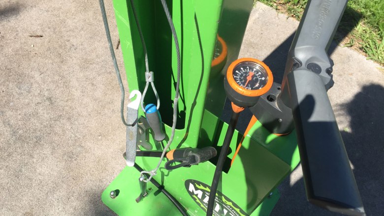 Rad Service Station Tulln, Seerosenbrücke, © Hölterer, Donau NÖ Tourismus Fahrradreparaturstation mit Werkzeug