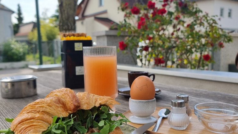 TDR-Egon to go-Terasse außen, © Yana Tereshchenko Mit Salat gefülltes Kipferl auf Tisch im Aussenbereich