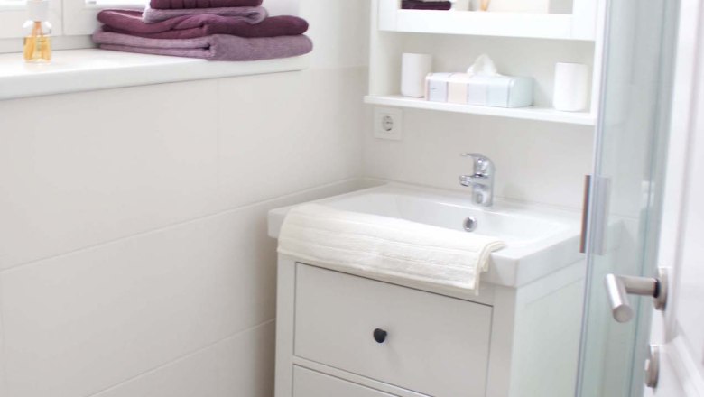 Apartment Spitz an der Donau, © Georg Gradl Modernes Badezimmer mit weißem Waschbecken, Spiegel, Handtüchern und Dusche.