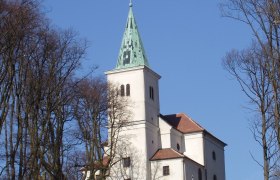 Wallfahrtskirche zur Heiligen Dreifaltigkeit, © Wallfahrtskirche zur Heiligen Dreifaltigkeit Wallfahrtskirche zur Heiligen Dreifaltigkeit auf einem Hügel, umgeben von Bäumen.