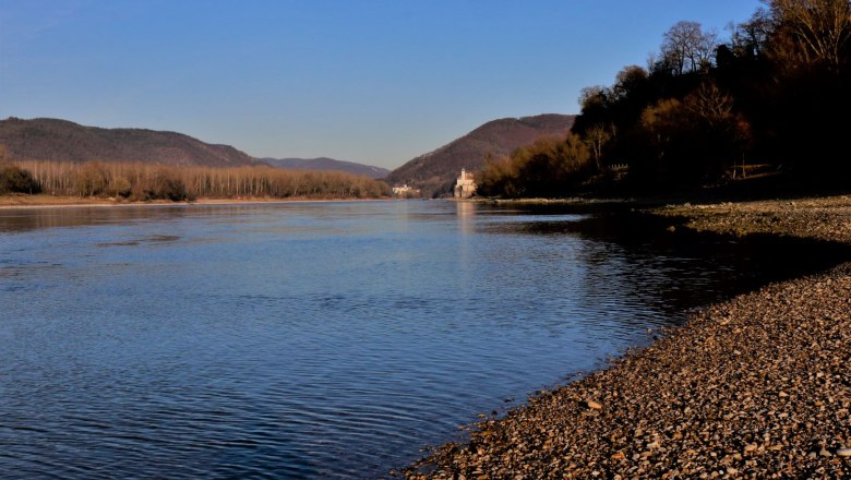 Badestrand rund um den Campingplatz, © Szilágyi Flussufer mit Kiesstrand und bewaldeten Hügeln im Hintergrund.