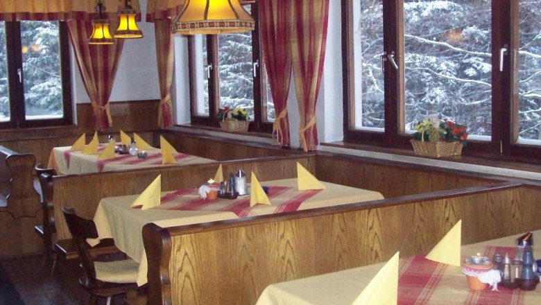 Gasthaus Luf, © Gasthaus Luf Innenansicht eines gemütlichen Gasthauses mit Holzmöbeln und gedeckten Tischen.