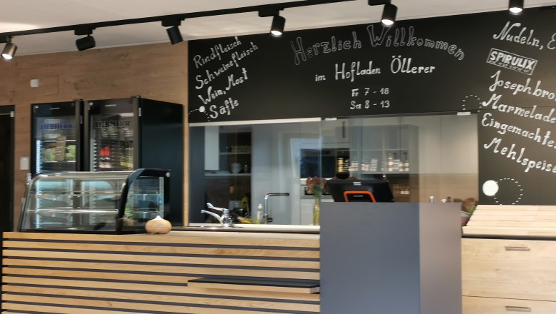 Hofladen Familie Öllerer in Sitzenberg-Reidling, © Elfriede Öllerer Detailansicht vom Hofladen. Theke und dahinter steht das Angebot auf einer Kreidetafel.