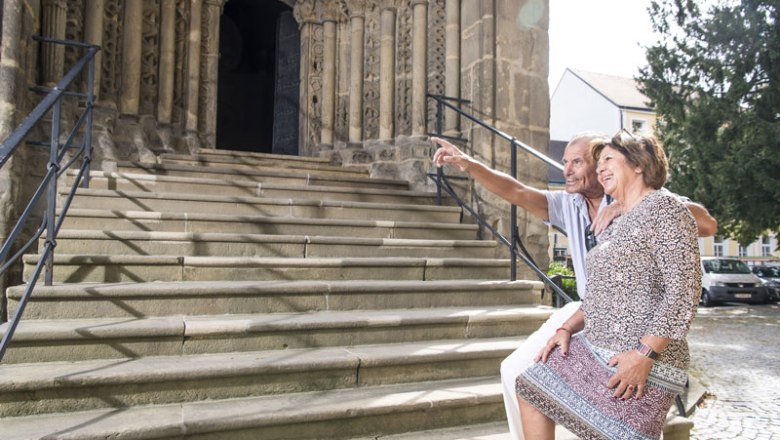 Karner Tulln, © Stadtgemeinde Tulln, Robert Herbst Eingangsportal Karner mit Personen davor