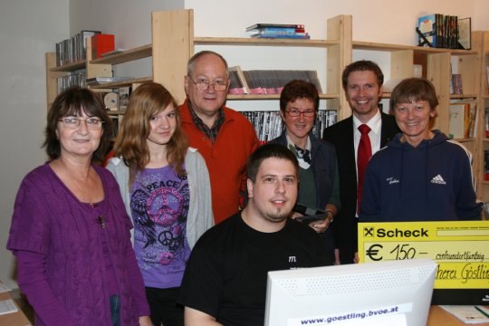 Bücherei-Mediathek, © Tourismusverein Göstlinger Alpen Gruppe von Menschen in einer Bücherei mit einem Scheck über 150 Euro.