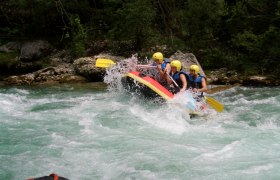 Saggraben, © Saggraben Gruppe von Menschen beim Rafting auf einem wilden Fluss.