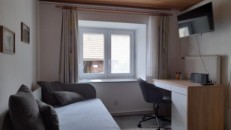 Büroecke und Smart TV mit SAT im Wohnzimmer, © Ferienhaus Leopold Büroecke und Smart TV mit SAT im Wohnzimmer, © Ferienhaus Leopold