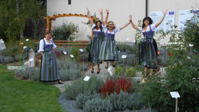 Lavendeldorf Unterdürnbach, © Gemeinde Maissau Frauen in Dirndln springen in einem Lavendelfeld.