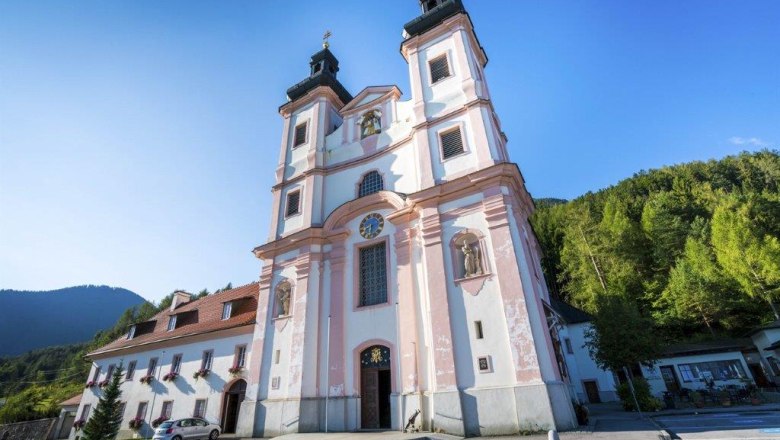 Wallfahrtskirche Maria Schutz, © Fam. Auer GmbH Wallfahrtskirche Maria Schutz mit blauem Himmel und grünen Bäumen im Hintergrund.