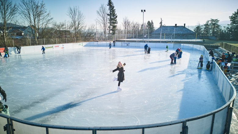 Eislaufplatz Melk, © Stadt Melk/Franz Gleiß Menschen beim Eislaufen auf einem Freiluft-Eislaufplatz mit Bäumen im Hintergrund.