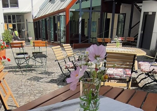 Innenhof mit Restaurant, © vierzigerhof Innenhof mit Restaurant, © vierzigerhof