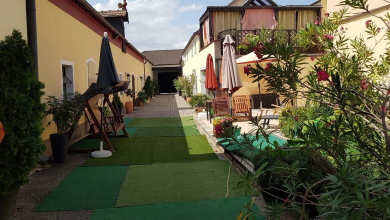 Hof Richtung Tor, © Biohof Resch Hof Richtung Tor, © Biohof Resch