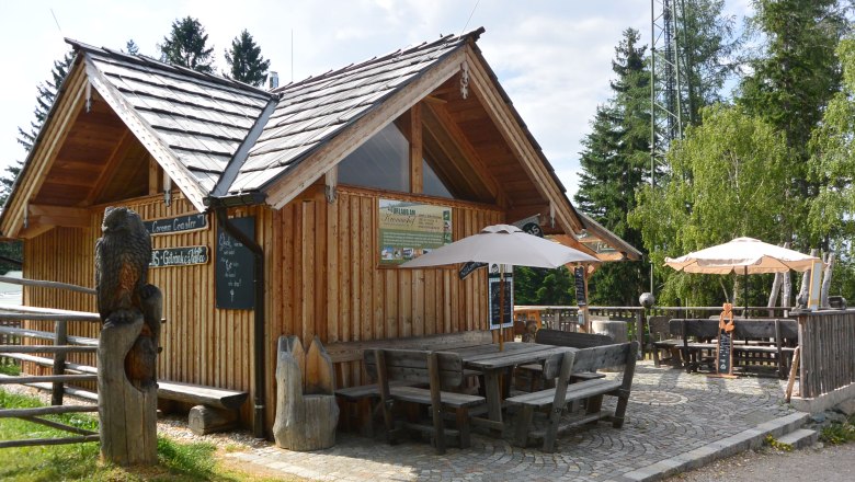 Kronaushütte in St. Corona am Wechsel, © Erika Kronaus Holzhütte mit Terrasse und Sonnenschirmen im Freien.