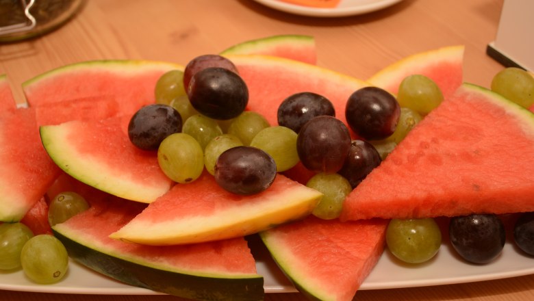 Haus Barbara_Obstauswahl zum Frühstück, © Haus Barbara Ein Teller mit Wassermelonenstücken und Trauben.