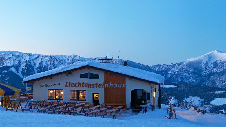Liechtensteinhaus, © Wiener Alpen, Foto: Franz Zwickl Winterlandschaft mit Liechtensteinhaus und Seilbahn vor schneebedeckten Bergen.