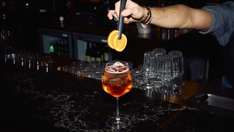 Wolfgang Puck Kitchen + Bar, © Flughafen Wien Aperol Spritz mit Orangenscheiben