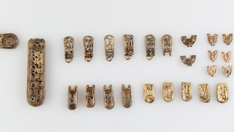 Gürtelgarnitur aus Bronze eines awarischen Mannes aus Grab 81, © Landessammlungen Niederösterreich, UF-19018/081 Gürtelgarnitur aus Bronze eines awarischen Mannes aus Grab 81, © Landessammlungen Niederösterreich, UF-19018/081