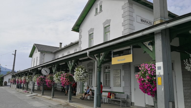 Bahnhof Mariazell, © Roman Zöchlinger Bahnhof Mariazell mit Blumen und Uhr.