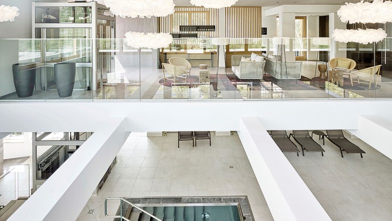 Steigenberger Krems, Poolbistro, © Steigenberger Hotel and Spa, Gregor Titze Spa mit modernen Möbeln und eleganter Beleuchtung.