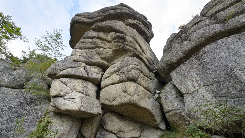 Wachstein in Bad Traunstein, © Matthias Schickhofer Großer Felsblock mit Schichtungen in Bad Traunstein, umgeben von Bäumen und Himmel.