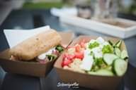 Quinoa Salat mit Wildschweinleberkäs, © Schanigarten by Bar Mephisto Quinoa-Salat mit Gemüse und Brot in Pappschalen serviert.