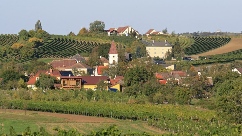 Mitterretzbach, © Gemeinde Retzbach Blick auf das Dorf Mitterretzbach mit Weinbergen im Hintergrund.