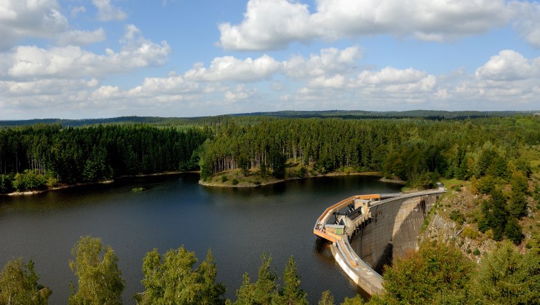 Staumauer Kampsee Ottenstein, © MG Rfd Staumauer des Kampsees Ottenstein umgeben von Wald und Wasser.